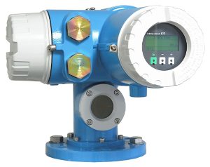 این تصویر گیج هوشمند مخزن Proservo NMS5 را نشان می‌دهد که توسط Endress+Hauser تولید شده است. این دستگاه برای اندازه‌گیری دقیق سطح مایعات، فصل مشترک بین مایعات و چگالی مایعات در مخازن ذخیره و فرآیندهای صنعتی طراحی شده است.
