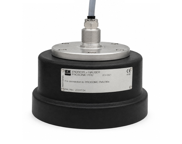 FDU83 — DERAAK Endress+Hauser Prosonic FDU ultrasonic level sensor with mounting flange and cable attached.