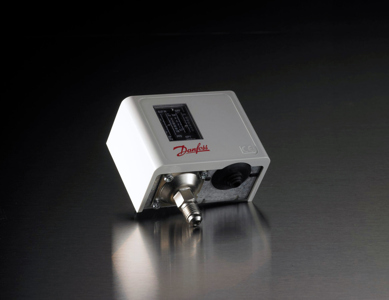 پرشر سوئیچ دانفوس اصل مدل KP1 برای کنترل فشار پمپ آب و سیستم تبرید، مناسب برای کاربردهای صنعتی و تأسیسات سرمایشی، همراه با تنظیم دیفرنشیال و بدنه مقاوم در برابر فشار و دما