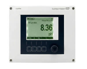 ترانسمیتر Liquiline CM444 با چهار ورودی سنسور Memosens نصب‌شده در تابلو ابزار دقیق صنعتی