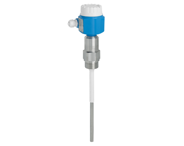 Liquicap_FTI51_aluminium_P_1 — DERAAK Industrial temperature sensor with blue transmitter head and stainless steel probe for process measurements