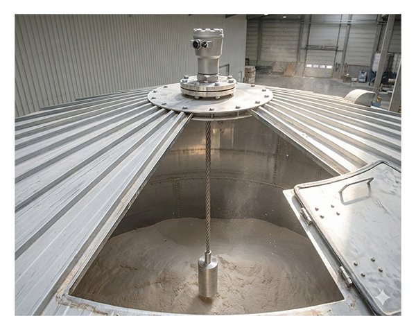 FTC-52 — دراک نصب عمودی سنسور سطح خازنی FTC52 با پروب سیمبکسلی ۱۰ میلیمتری در بالای سیلوی مواد فله سبک