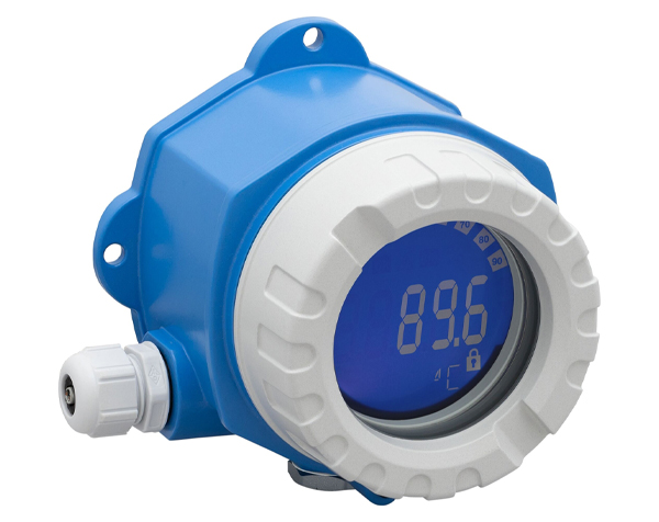 نشانگر میدانی Endress+Hauser RIA14 با تغذیه از لوپ جریان ۴ تا ۲۰ میلیآمپر، دارای بدنه مقاوم IP66/IP67 و نمایشگر بزرگ برای نصب بر روی دیوار یا لوله.