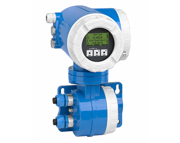 Tank_Side_Monitor_NRF590 — DERAAK Blue industrial process transmitter with round display mounted on a blue actuator; LCD shows tank level and temperature readings, used for process monitoring.