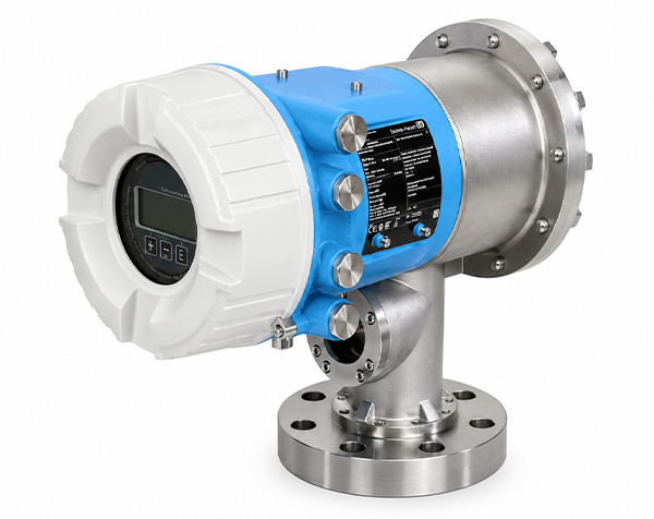 NMS81-R-edited_Proservo_PP — DERAAK Industrial pressure transmitter with a digital display mounted on a stainless steel flange and blue housing.